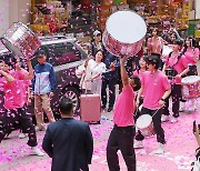 핑크빛으로 물든 명동…"페스티벌 통해 쇼핑·관광 1번지 공고히"