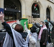 [포토]파리 시앙스포 점거한 친팔레스타인 시위대