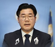 '강성 친명' 박찬대 단독 출마..."친명 일색" 비판도