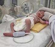 ‘가자의 기적’ 숨진 엄마 뱃속서 살아남은 아기, 출생 5일 만에 숨져
