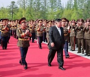 김정은, 신형 방사포탄 발사 참관…조선인민혁명군 창건일 기념