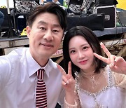 홍지윤, '전국노래자랑' 출연 인증샷…남희석과 다정한 분위기