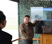 북한, 신형 방사포탄 시험사격…김정은 “전략적 변화 일으킬 것”
