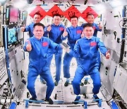 중국 우주인들 우주에서 물고기 키운다…선저우 18호 도킹 성공