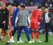 한국 선수들과 인사하는 신태용 감독