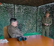북, 신형 240㎜ 방사포탄 시험사격…김정은 참관(종합)