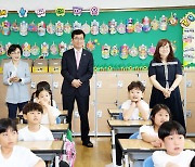 윤건영 교육감 '아이 성장 책임학교' 참관…교사·학부모 소통