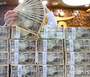 일본은행 금리 동결에 34년만 달러 당 156엔 돌파