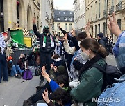 친팔레스타인 시위하는 파리 명문대 학생들