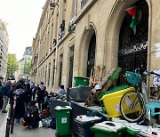 학교 입구 막고 팔 지지 시위하는 프랑스 대학 학생들