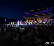 궁중문화축전 개막제 보는 시민들