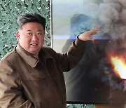김정은, 신형 240㎜ 방사포탄 검수사격 참관