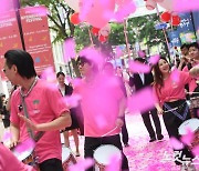 핑크빛으로 물든 명동 '명동 페스티벌' 개막