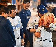 기선제압 선제 솔로포 김형준, 거대한 닭다리 먹었다. [사진]