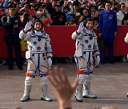 중국 유인우주선 선저우 18호 발사…우주정거장 완공 후 세 번째