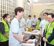 “K-한방 효과좋아요” 이장우 대전시장, 베트남 빈증 의료봉사 대전시한의사회 격려 방문