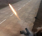 북, 신형 방사포탄 시험사격…김정은 "생산계획 어김없이 수행"