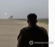 북한, 신형 방사포탄 검수시험사격 참관