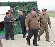 북한, 신형 방사포탄 검수시험사격 참관