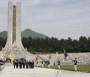 한덕수 총리, 국립대전현충원 참배
