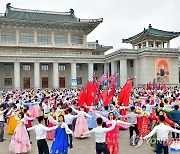 북한, 조선인민혁명군 창건 92주년 경축 청년학생 무도회
