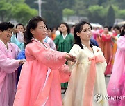 북한, 조선인민혁명군 창건 92주년 경축 여맹원 무도회
