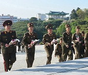북한, 조선인민혁명군 창건 92주년 맞아 김일성·김정일 동상에 헌화