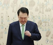 주한대사 신임장 제정식 참석한 윤석열 대통령