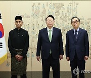 윤석열 대통령, 모하메드 잠루니 빈 카리드 주한 말레이시아 대사 신임장 제정