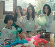 다시 '무공해' 뉴진스의 계절 'Bubble Gum' MV…소중한 순간
