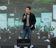 文 평산책방 찾은 김제동 "정치 얘기 안 해…웃음이 가장 확실한 혁명"