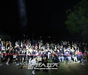 [포토] '2024 캠핑요리축제' 여행스케치-써니힐 은주, 참가자들과 함께 기념촬영
