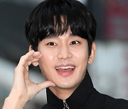 ‘눈물의 여왕 종방연’ 김수현, 여의도 마비시키는 백현우 등장…“헤어·수트·슈즈 어떤 스타일?”