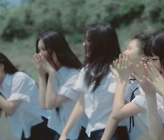 뉴진스 '버블검' 뮤비, 완전 여름이네…이게 민희진 감성