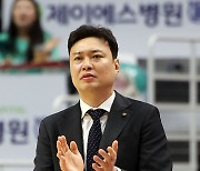 박수치는 KT 송영진 감독