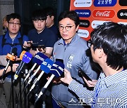 [ST포토] 황선홍 감독, 귀국 후 취재진과 인터뷰