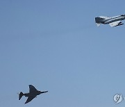 비행하는 F-4E 팬텀
