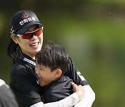 [포토]이정민 '뜨거운 우승 축하 포옹'