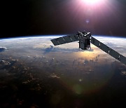 미·러 위성, ‘깻잎 한 장 차이’ 스쳤다···가까스로 피한 우주 파편 재앙