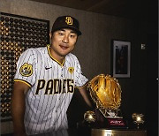 2023 MLB 유틸리티 부문 골든글러브 트로피 받은 김하성