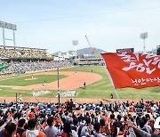 ‘1000만 관중도 보인다’ KBO, 역대 2번째 페이스 200만 관중 달성…한화, 14G 연속 매진 연일 신기록