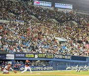 천만 관중 시대 열리나? '역대급 흥행' KBO, 200만 관중 돌파...10개 구단 체제 후 가장 빠른 페이스