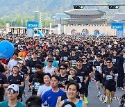 출발하는 서울 하프마라톤 참가자들