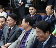 당선자총회 참석한 윤상현·권영세·안철수