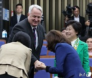 당선자총회 참석한 인요한·조배숙