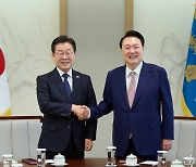 의료개혁 '공감' 민생지원금 '거부'…'가족 의혹' 대답 없었다