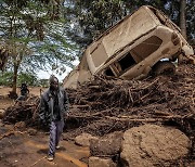 폭우 덮친 케냐서 댐 붕괴로 최소 42명 사망…구조작업 계속