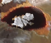 목성의 달 ‘이오’에 유리같은 용암 호수 있다 [우주로 간다]