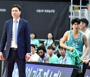 [KBL FINAL 경기 후] 송영진 KT 감독, "3차전에서는 새로운 전술을 들고 나올 수 있다" … 전창진 KCC 감독, "믿었던 선수들이 전혀 뛰지 못했다"