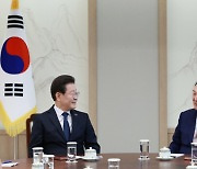 민주, 尹-李 영수회담에 "큰 기대 했지만 변화 찾을 수 없어"